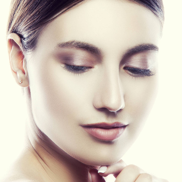 retrato de mujer joven con maquillaje natural sobre fondo blanco
 - Foto, Imagen