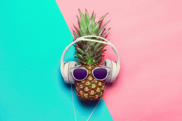 pineapple on colored paper with glasses - Foto, Imagem