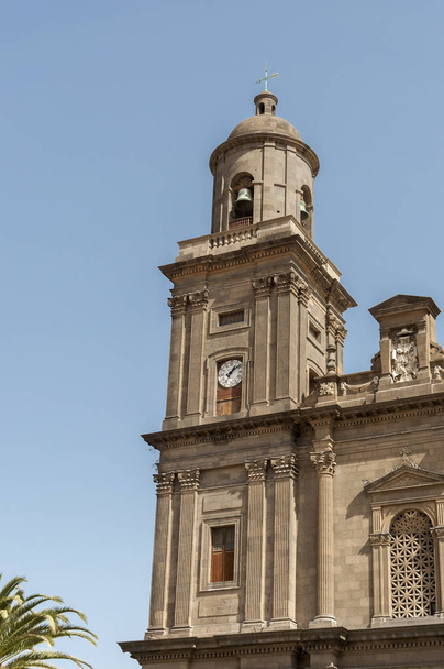 Close-up do campanário da Catedral de Santa Ana, em Las Palmas de Gran Canaria, Ilhas Canárias, Espanha. É considerado o monumento mais importante da arquitetura religiosa canária
 - Foto, Imagem