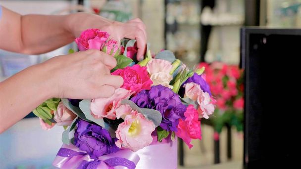 Blumenmädchen macht einen Blumenkasten in einem Blumensalon, Nahaufnahme - Foto, Bild
