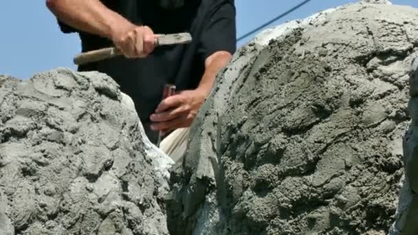 Mason πέτρα δημιουργεί ένα μνημείο / γλύπτη εργάζεται για τη δημιουργία ενός τεράστιου μνημείου - Πλάνα, βίντεο