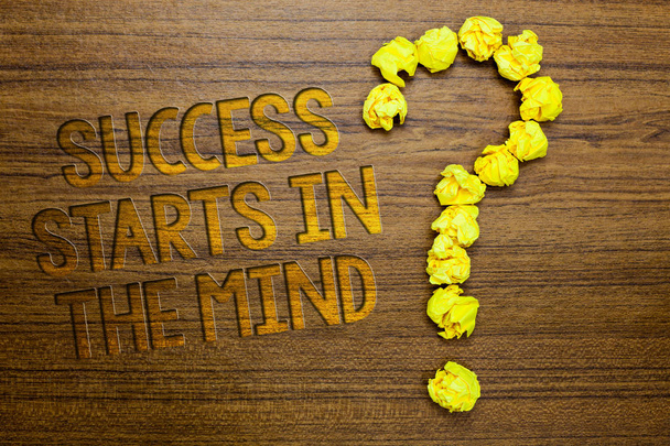 Λέξη σύνταξη κειμένου επιτυχία ξεκινά στο μυαλό. Επιχειρηματική ιδέα για να έχουν θετικές σκέψεις ολοκληρώσετε τι θέλετε ξύλινο πάτωμα με κάποια κομμάτια χαρτί κίτρινα γράμματα σχηματίζονται ερωτηματικό - Φωτογραφία, εικόνα