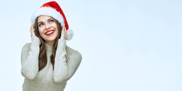 Усміхнена молода жінка в різдвяному капелюсі Санти. ізольований портрет
. - Фото, зображення