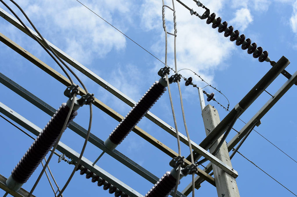 lignes électriques à haute tension sur pylônes
  - Photo, image