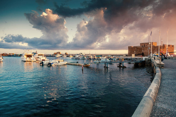 Beautiful colorful sunset in the port with boats, Paphos, view of the castle of Cyprus, beautiful landscape - Foto, imagen