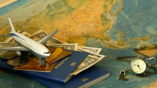Zeit zum Reisen. Tropenurlaubsthema mit Weltkarte, blauem Pass und Flugzeug. Vorbereitung auf Urlaub, Reise - Filmmaterial, Video