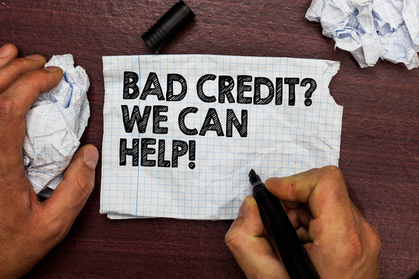 Kavramsal el yazma gösteren kötü kredi soru biz yardımcı olabilir. İş fotoğraf metin borçlunun yüksek riskli finansal borçları el ile tutun kalem kroki kelime bozuk sayfa woody deck el kağıt topu - Fotoğraf, Görsel