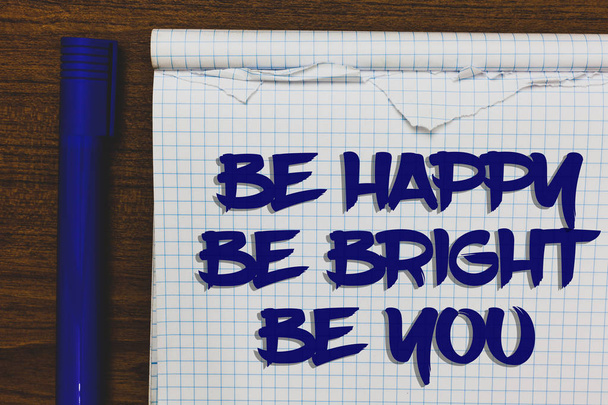 Scrivere una nota che mostra Be Happy Be Bright Be You. Business photo showcase fiducia in se stessi buon atteggiamento godere allegro Blocco note bianco scritto su sfondo grigio in legno accanto pennarello blu
 - Foto, immagini