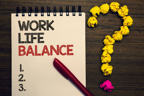 Zápis poznámky ukazující rovnováhy v pracovním životě. Obchodní fotografie představí rozdělení času mezi pracovní nebo rodina a volný čas na Poznámkový blok červené pero žlutý papír kusový otázku na dřevěný stůl - Fotografie, Obrázek