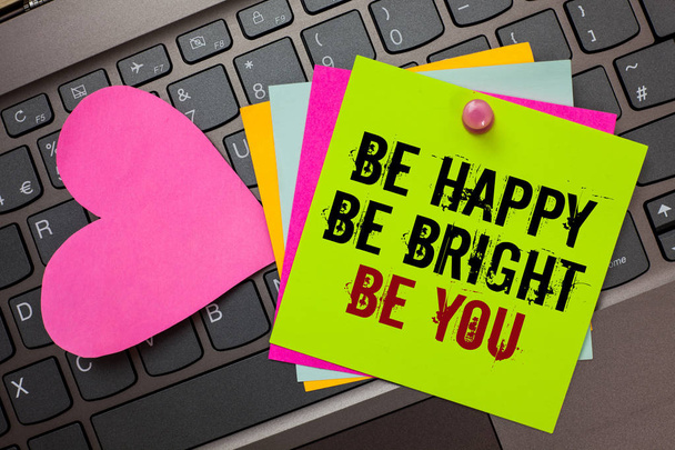 Segno di testo che mostra Be Happy Be Bright Be You. Foto concettuale fiducia in se stessi buon atteggiamento godere allegro luminoso colorate carte scritte pizzicare da pin cuore rosa sulla tastiera del computer
 - Foto, immagini