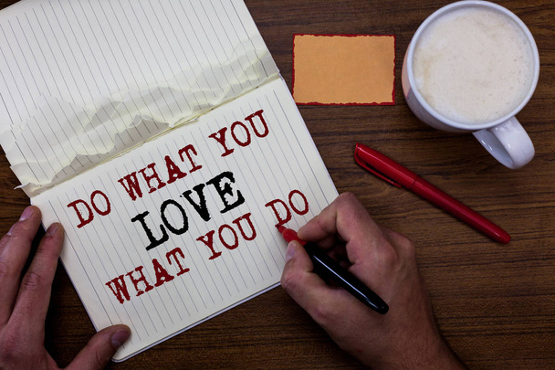 Käsiala Tekstin kirjoittaminen Do What You Love What You Do. Käsitteen merkitys Tee asioita, jotka motivoivat itseäsi Passion Sticky note punainen kynä kahvia kahvi muki käsi pidä kynä kirjallisilla sanoilla
 - Valokuva, kuva