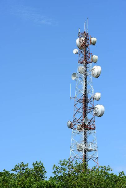 Gran torre de comunicación contra el cielo
 - Foto, imagen