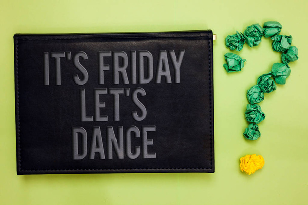 Es ist Freitag, lass uns tanzen. Geschäftskonzept zum Feiern ab dem Wochenende Go Party Disco Musik grün zurück schwarze Planke mit Text grünem Papier lob Form Fragezeichen - Foto, Bild