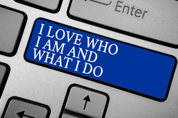 Textschreiben Ich liebe, wer ich bin und was ich tue. Business-Konzept für hohe Selbst-Stamm bequem mit Ihrem Job grau silbrig Tastatur mit fetter blauer Farbtaste 3 weiße Farbtexte - Foto, Bild