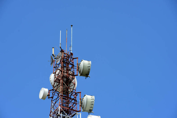 Langaton viestintäantenni kirkas sky.Telecommunication torni antennit sininen taivas
. - Valokuva, kuva