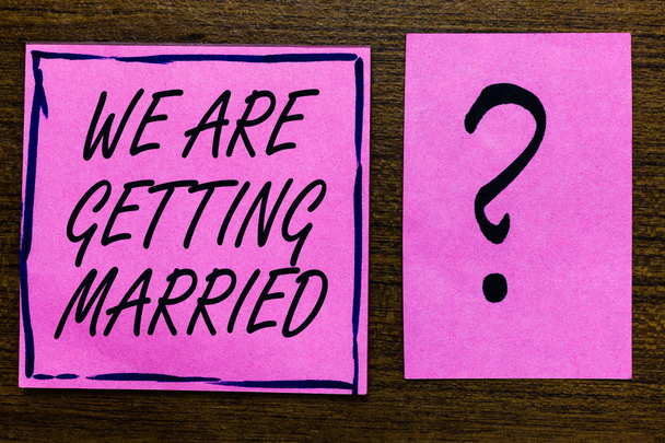 私たちは結婚を示すテキスト記号。概念的な写真婚約結婚式準備愛するカップル バイオレット カラー ブラック裏地付箋ブラック文字疑問符を - 写真・画像