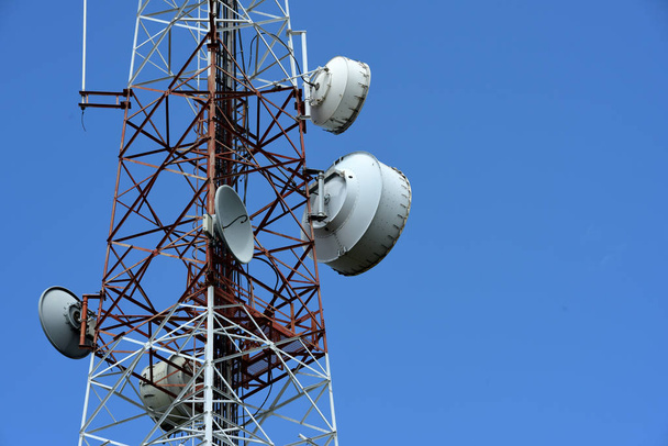 Vezeték nélküli kommunikációs Antenna, világos égbolt. Távközlési torony, az antennák, kék sky. - Fotó, kép