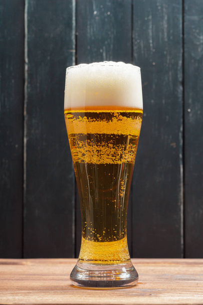 Bira içme kavramı yakın atış - Fotoğraf, Görsel