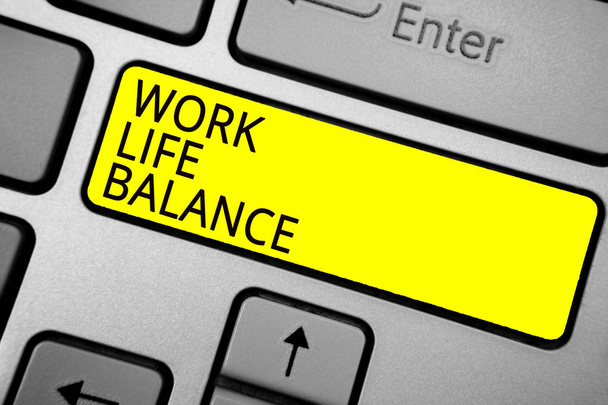 Rukopis textu psaní rovnováhy v pracovním životě. Pojetí znamená rozdělení času mezi pracovní nebo rodina a volný čas Monika počítačová klávesnice s žlutým tlačítkem černá barva texty - Fotografie, Obrázek