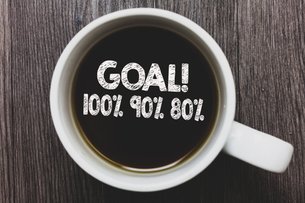Concept d'affaires pour Pourcentage de vos objectifs réalisation niveau de succès Café noir avec tasse à café textes flottants sur bureau en bois noir gris
 - Photo, image