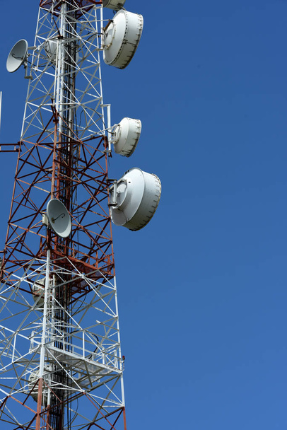 電子レンジ システム。無線通信アンテナと、明るい空。通信用タワーと青い空のアンテナを. - 写真・画像