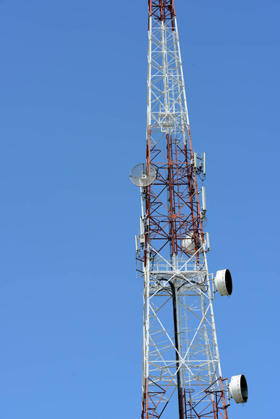 Systemu mikrofalowego. Bezprzewodowa komunikacja anteny z jasnego nieba. Wieża telekomunikacyjna z anteny z błękitnego nieba. - Zdjęcie, obraz