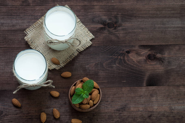 Badem sütü, badem ile masada iki bardak. - Fotoğraf, Görsel