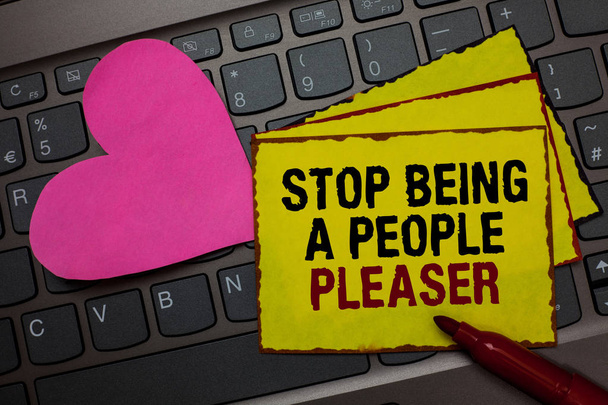 Escrevendo um bilhete mostrando Stop Being A People Pleaser. Exibição de fotos de negócios Faça o que você gosta não coisas que outras pessoas querem Vermelho limitado amarelo papel escrito beliscar com amor no computador keybaord
 - Foto, Imagem