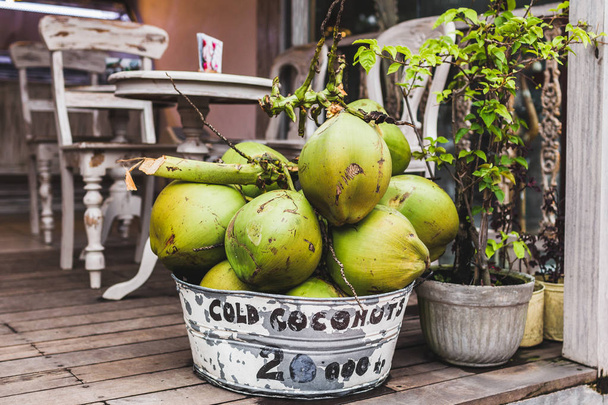 Koš s mladé zelené kokosy v café vchodu, bokovky styl. - Fotografie, Obrázek