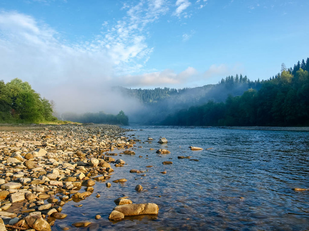 Rzeki górskie z kamienia gruntowego na lądzie i w wodzie w Karpatach w letni poranek - Zdjęcie, obraz