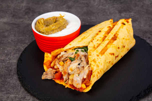 Burrito com carne e molho
 - Foto, Imagem