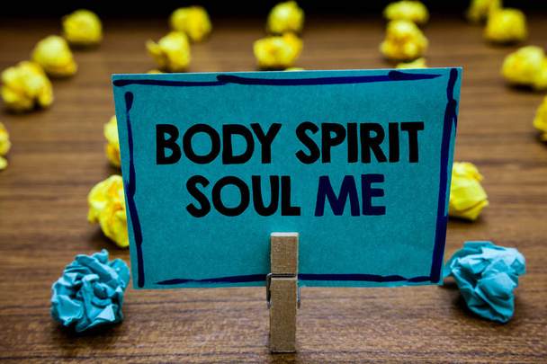 Käsiala Body Spirit Soul Me. Käsitteen merkitys Personal Balance Therapy Conciousness mielentila Sumea puinen kansi keltainen ja sininen lob päällä paperiliittimen kahva sivu tekstillä
 - Valokuva, kuva