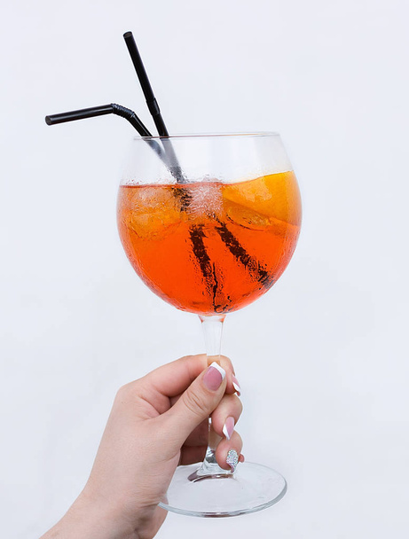 Aperol Spritz cocktail at woman hand - Foto, Imagen