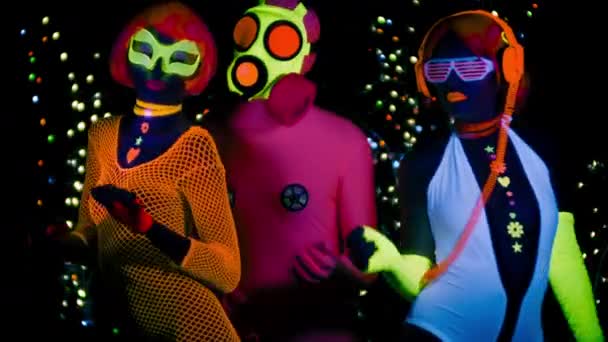 セクシーな女性と Uv ブラック ライト下で蛍光服にガスマスクの男 - 映像、動画
