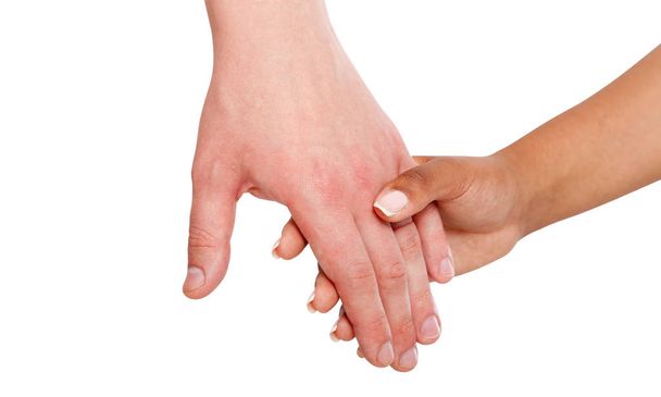 Τα χέρια εκμετάλλευσης ζευγάρι από μια μικτή φυλή σε λευκό φόντο. - Φωτογραφία, εικόνα