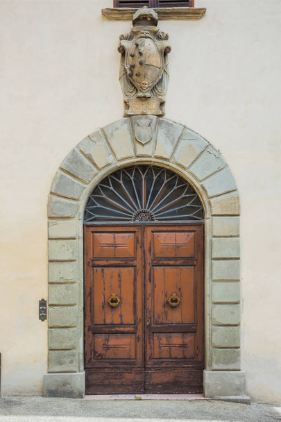 Wooden Ancient Italian Door in Historic Center - Foto, imagen