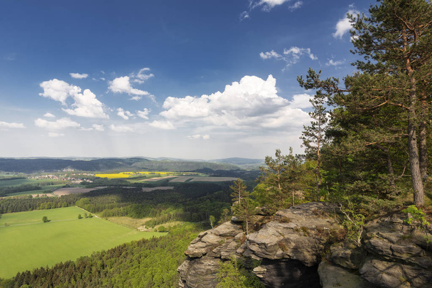 Vista da formação rochosa Lilienstein na Suíça Saxônica, Alemanha
 - Foto, Imagem