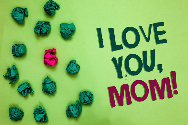 私は愛あなたのお母さんを示すメモを書きます。事業写真展示愛するメッセージ感情愛情暖かい宣言オリーブ色の床に散らばって言葉に近いピンク lob 半ばいくつかの緑の塊 - 写真・画像