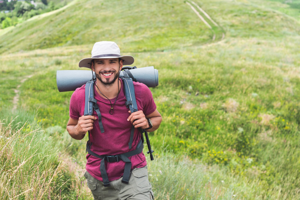viajero feliz en sombrero con mochila y alfombra turística
 - Foto, Imagen