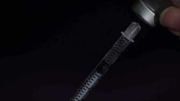 agulha retirada do frasco para injectáveis
 - Filmagem, Vídeo