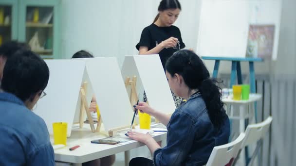 художественная школа, творчество и концепция людей - группа студентов с мольбертами, кистями и палитрами живописи натюрморт в студии, пожилые и молодые люди рисуют
 - Кадры, видео