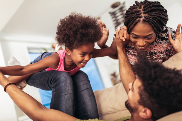 Famille afro-américaine passer du temps ensemble à la maison. Ils s'amusent. - Photo, image