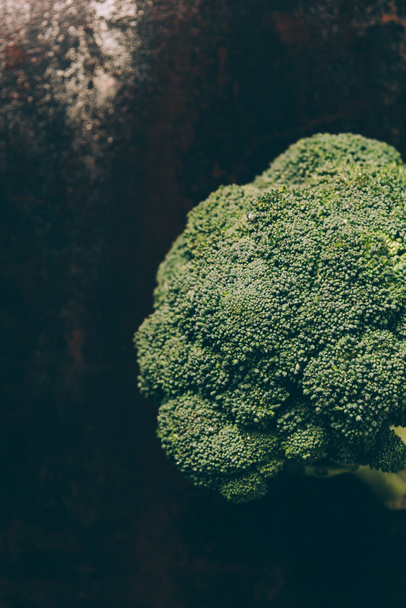 elevated view of broccoli on grey dark table - Фото, изображение