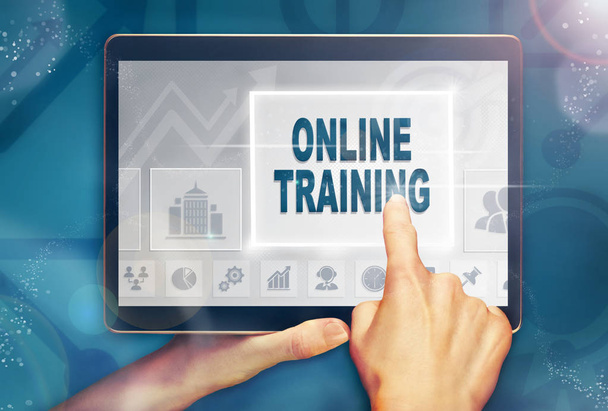 Een hand een tablet-computer en op een Online Training businessconcept te drukken. - Foto, afbeelding