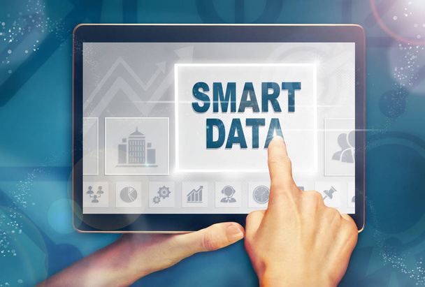 Ruční výběr obchodního konceptu Smart Data na obrazovce počítače tablet s barevné pozadí. - Fotografie, Obrázek