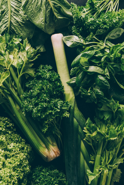 вид на зеленые овощи и травы на столе
 - Фото, изображение