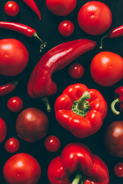 vista superior de tomates rojos, pimientos y chiles en la mesa
 - Foto, Imagen