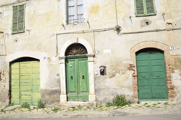 Italy, old town, characteristic green gates of an ancient building - Foto, immagini