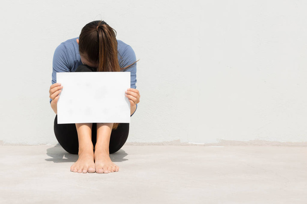 Primer plano de la mujer aislada sosteniendo el signo blanco en blanco
 - Foto, Imagen