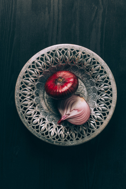top view of red onions on grey plate - Fotoğraf, Görsel